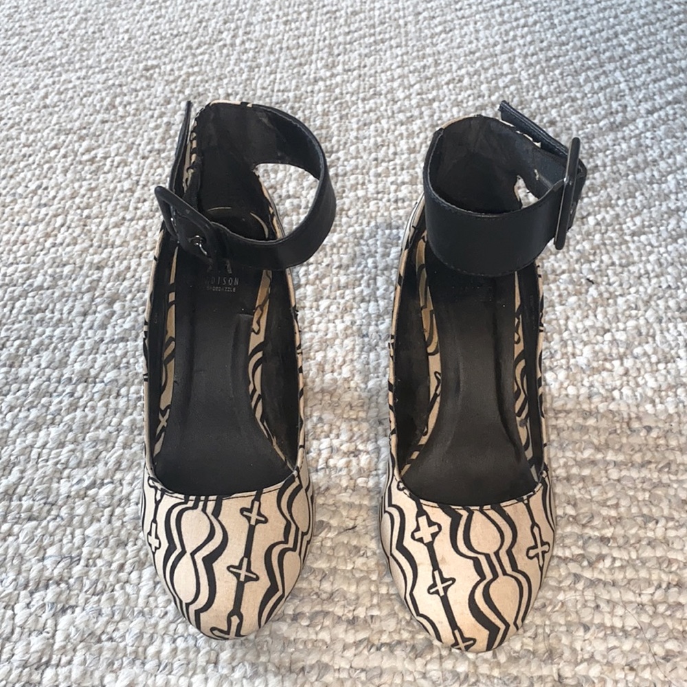 Cream heels with black bucket and design